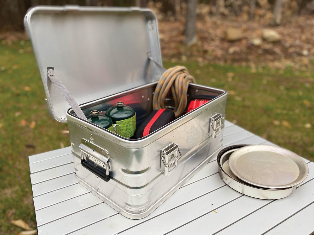 Solución de almacenamiento para acampar: caja de plástico vs. caja de aluminio