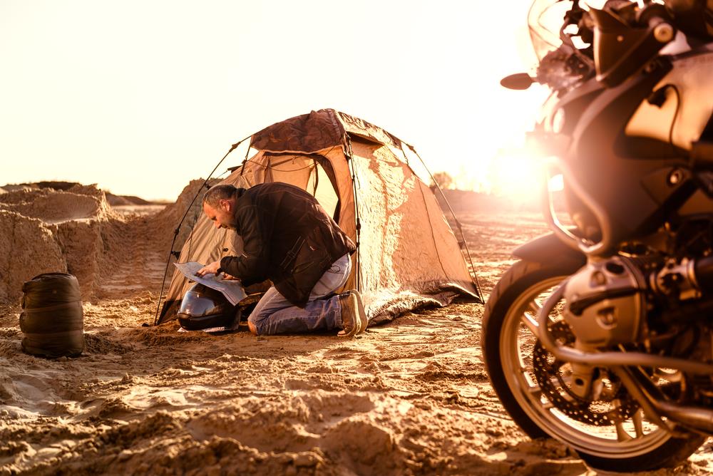 Equipo imprescindible para acampar en motocicleta: ¿qué hay en tu equipaje?