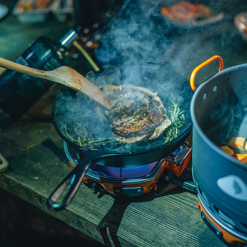 La guía definitiva sobre utensilios de cocina para acampar: cómo elegir ollas, utensilios y más