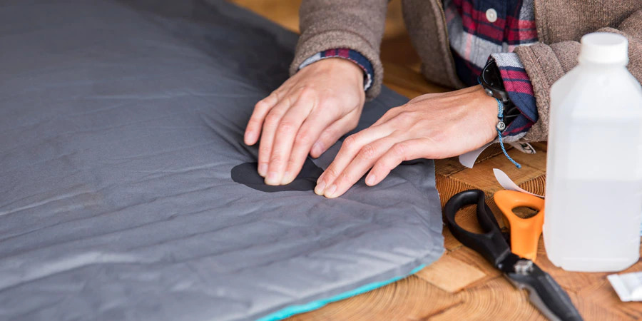 ¿Cómo reparar una colchoneta para dormir?