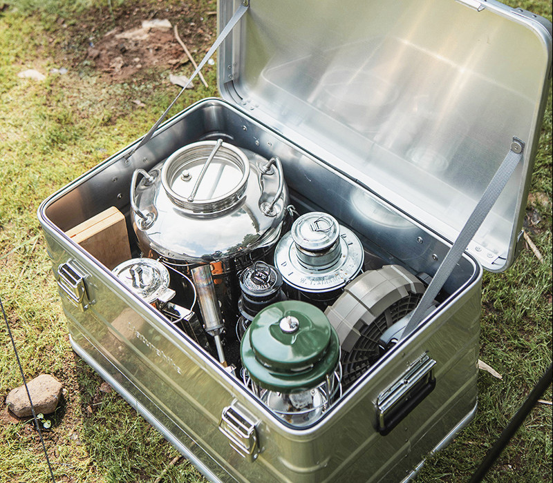Cajas y contenedores de aluminio para acampar y viajar en coche al aire libre
