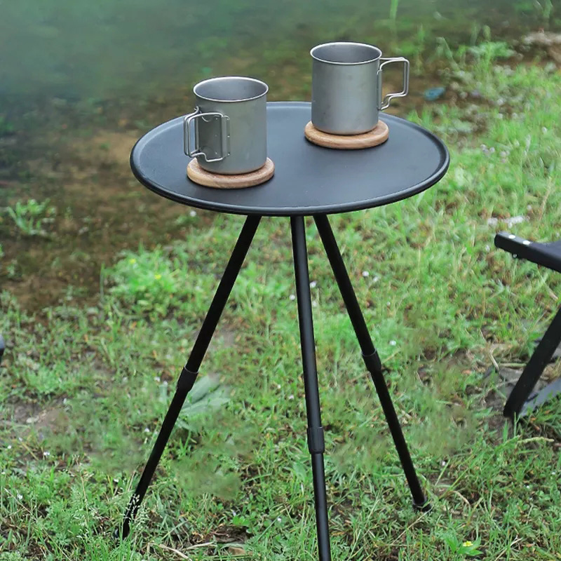 Mesa de camping plegable pequeña con tres patas telescópicas