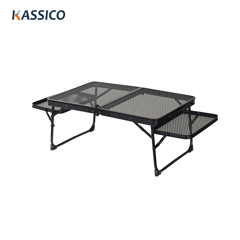Mesa de camping con rejilla de hierro y 2 paneles laterales plegables